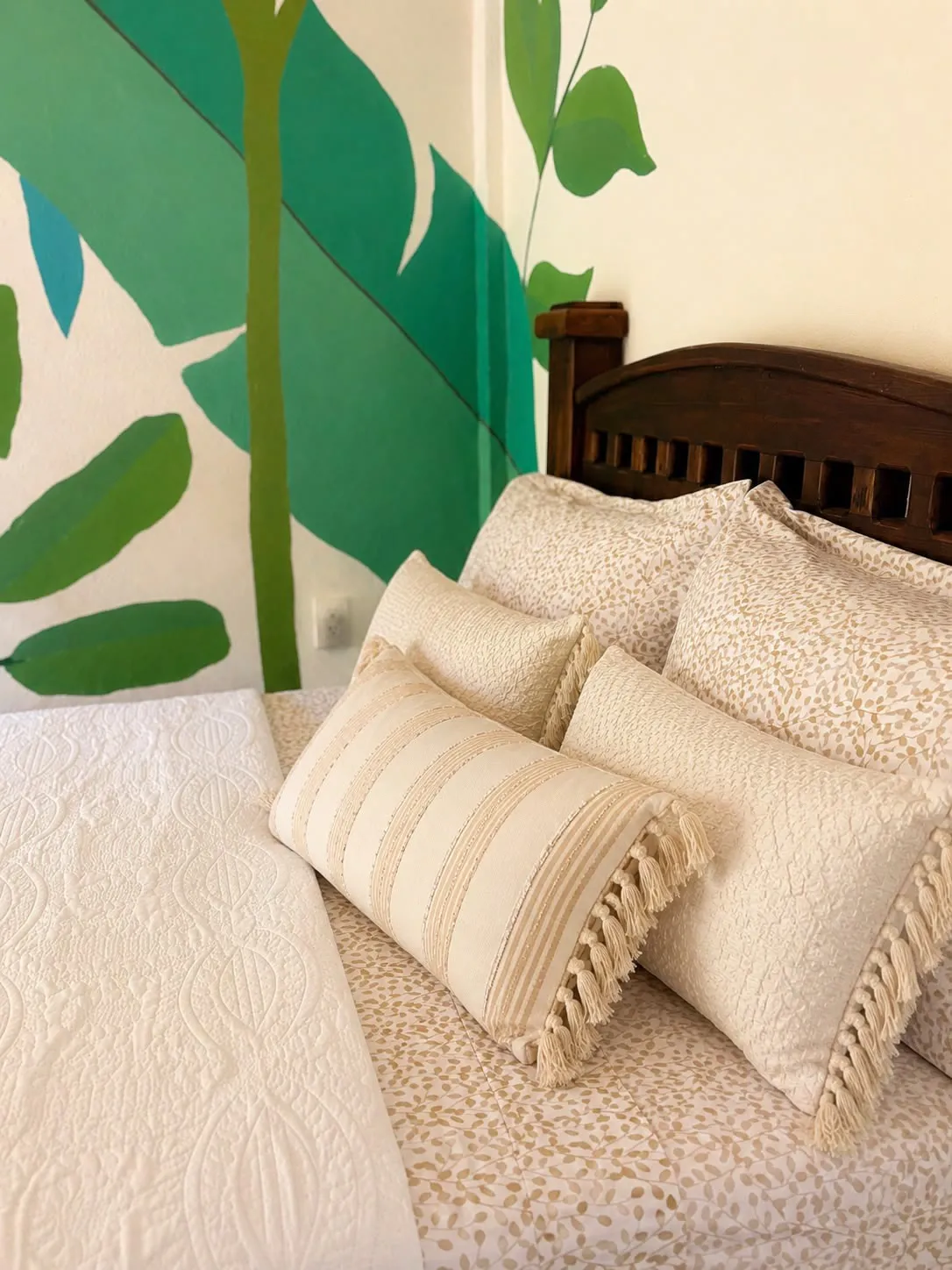 Ropa de cama de fibras naturales y cojines de lino.